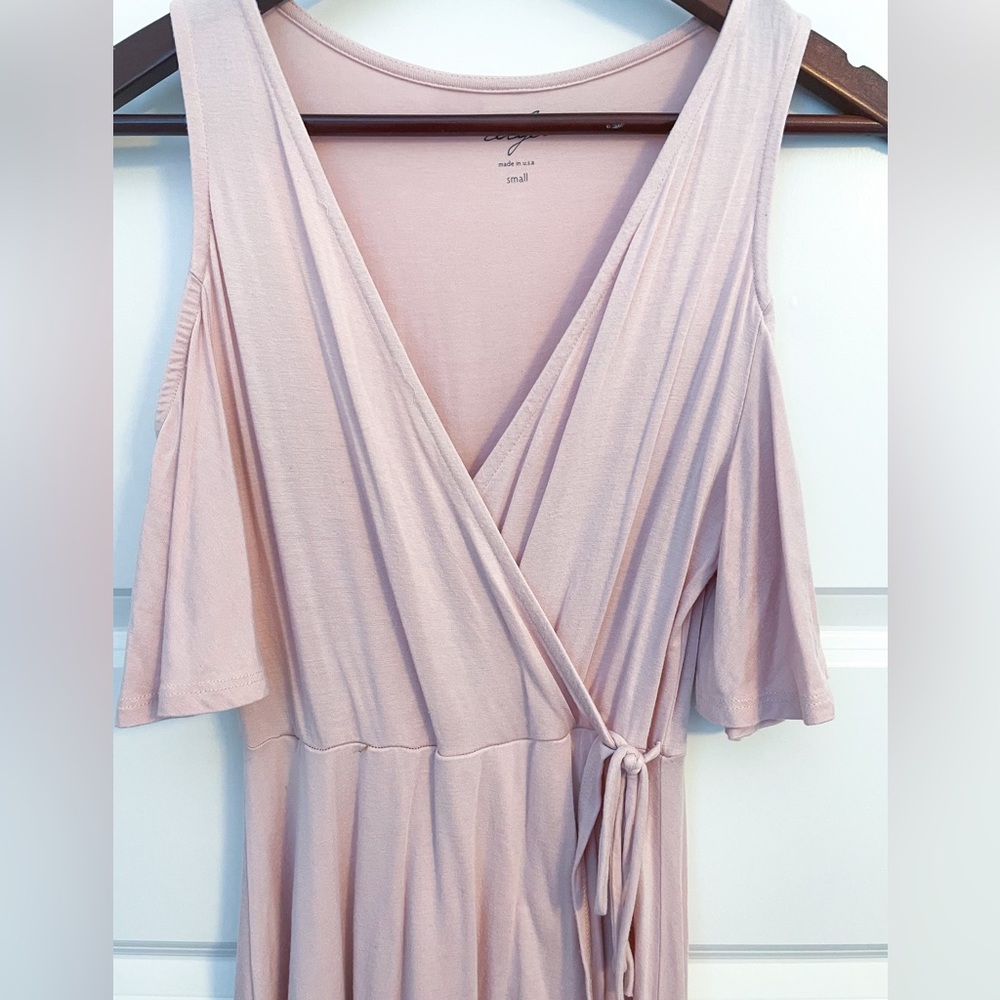Francesca’s Collection Alya faux wrap cold shoulder dress in blush pink - Picture 4 of 8